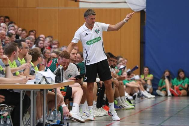 09.08.2025, xgox,Handball - Heide-Cup VfL Gummersbach - TSV Hannover-Burgdorf emspor, v.l. Christian Prokop (Hannover, Trainer) gibt Anweisungen, gestikuliert mit den Armen, gesticulate, gives instructions Schneverdingen