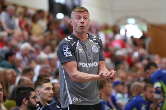 09.08.2025, xgox,Handball - Heide-Cup VfL Gummersbach - TSV Hannover-Burgdorf emspor, v.l. Gudjon Valur Sigurdsson (Gummersbach, Trainer) gibt Anweisungen, gestikuliert mit den Armen, gesticulate, gives instructions Schneverdingen