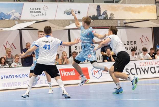 09.08.2025 Handball Sporthalle Schwaz Ost, Osthalle, Tirol, Österreich Silberregion Karwendel Cup Finale HC Erlangen (blau) - ThSV Eisenach (weiß) Bild: 4 Andri Mar Runarsson (Erlangen)