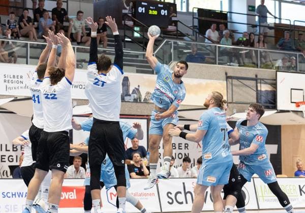 09.08.2025 Handball Sporthalle Schwaz Ost, Osthalle, Tirol, Österreich Silberregion Karwendel Cup Finale HC Erlangen (blau) - ThSV Eisenach (weiß) Bild: 5 Milos Kos (Erlangen)