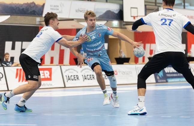 09.08.2025 Handball Sporthalle Schwaz Ost, Osthalle, Tirol, Österreich Silberregion Karwendel Cup Finale HC Erlangen (blau) - ThSV Eisenach (weiß) Bild: 22 Felix Aellen (Eisenach), 4 Andri Mar Runarsson (Erlangen), 27 Philipp Meyer (Eisenach)