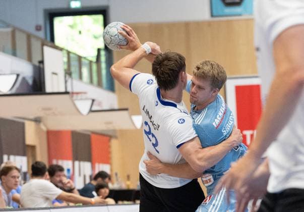 09.08.2025 Handball Sporthalle Schwaz Ost, Osthalle, Tirol, Österreich Silberregion Karwendel Cup Finale HC Erlangen (blau) - ThSV Eisenach (weiß) Bild: 22 Felix Aellen (Eisenach), 4 Andri Mar Runarsson (Erlangen)