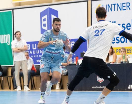 09.08.2025 Handball Sporthalle Schwaz Ost, Osthalle, Tirol, Österreich Silberregion Karwendel Cup Finale HC Erlangen (blau) - ThSV Eisenach (weiß) Bild: 5 Milos Kos (Erlangen), 27 Philipp Meyer (Eisenach)