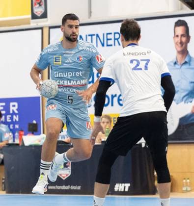 09.08.2025 Handball Sporthalle Schwaz Ost, Osthalle, Tirol, Österreich Silberregion Karwendel Cup Finale HC Erlangen (blau) - ThSV Eisenach (weiß) Bild: 5 Milos Kos (Erlangen), 27 Philipp Meyer (Eisenach)