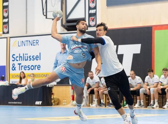 09.08.2025 Handball Sporthalle Schwaz Ost, Osthalle, Tirol, Österreich Silberregion Karwendel Cup Finale HC Erlangen (blau) - ThSV Eisenach (weiß) Bild: 5 Milos Kos (Erlangen), 27 Philipp Meyer (Eisenach)
