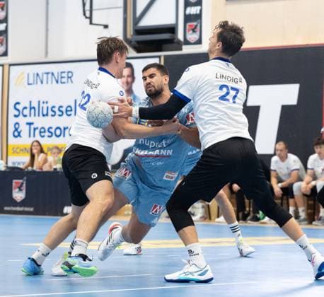 09.08.2025 Handball Sporthalle Schwaz Ost, Osthalle, Tirol, Österreich Silberregion Karwendel Cup Finale HC Erlangen (blau) - ThSV Eisenach (weiß) Bild: 22 Felix Aellen (Eisenach), 5 Milos Kos (Erlangen), 27 Philipp Meyer (Eisenach)