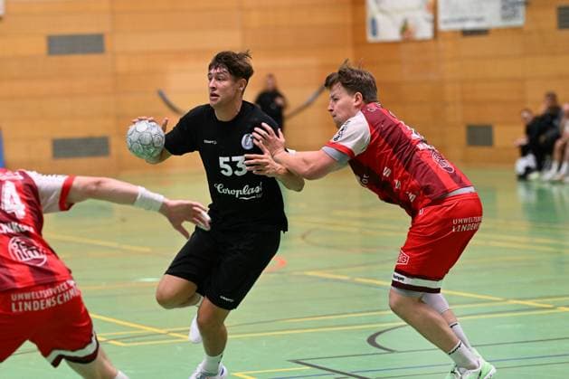 Handball, Bergischer HC - TuS Ferndorf GER, Regionalliga West, Wuppertaler SV -SV Rödinghausen 09.08.2025, Wuppertal , Stadion am Zoo, GER, Regionalliga West, Wuppertaler SV -SV Rödinghausen DFB- Regionalliga West regulations prohibit any use of photographs as image sequences and or quasi-video im Bild Sören Steinhaus ( Bergischer HC 53 ) mit dem Ball.