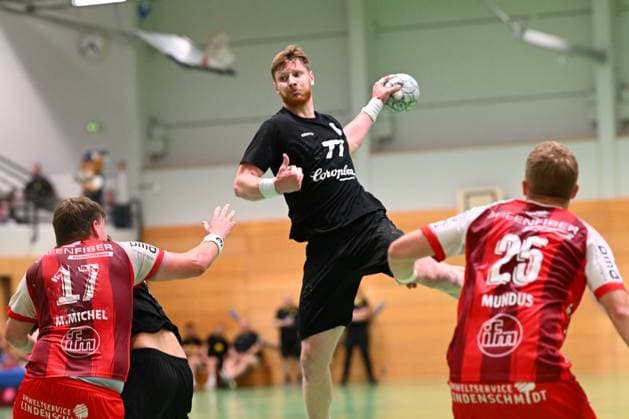 Handball, Bergischer HC - TuS Ferndorf GER, Regionalliga West, Wuppertaler SV -SV Rödinghausen 09.08.2025, Wuppertal , Stadion am Zoo, GER, Regionalliga West, Wuppertaler SV -SV Rödinghausen DFB- Regionalliga West regulations prohibit any use of photographs as image sequences and or quasi-video im Bild Wasielewski ( Bergischer HC 77 ) bein Wurf.