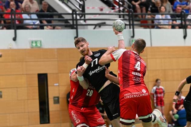 Handball, Bergischer HC - TuS Ferndorf GER, Regionalliga West, Wuppertaler SV -SV Rödinghausen 09.08.2025, Wuppertal , Stadion am Zoo, GER, Regionalliga West, Wuppertaler SV -SV Rödinghausen DFB- Regionalliga West regulations prohibit any use of photographs as image sequences and or quasi-video im Bild Johannes Wasielewski ( Bergischer HC 77 ) gegen Julius Meyer-Siebert ( TuS Ferndorf 4 ).