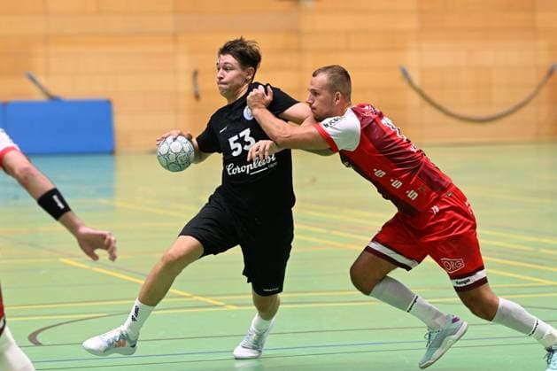 Handball, Bergischer HC - TuS Ferndorf GER, Regionalliga West, Wuppertaler SV -SV Rödinghausen 09.08.2025, Wuppertal , Stadion am Zoo, GER, Regionalliga West, Wuppertaler SV -SV Rödinghausen DFB- Regionalliga West regulations prohibit any use of photographs as image sequences and or quasi-video im Bild Sören Steinhaus ( Bergischer HC 53 ) im Zweikampf.
