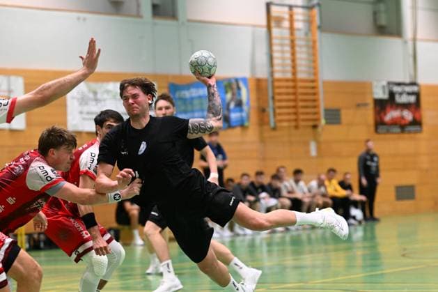 Handball, Bergischer HC - TuS Ferndorf GER, Regionalliga West, Wuppertaler SV -SV Rödinghausen 09.08.2025, Wuppertal , Stadion am Zoo, GER, Regionalliga West, Wuppertaler SV -SV Rödinghausen DFB- Regionalliga West regulations prohibit any use of photographs as image sequences and or quasi-video im Bild Elias Scholtes ( Bergischer HC 4 ) beim Wurf.