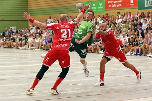09.08.2025, xovx, Handball Lindencup 2025, HSG Wetzlar - MT Melsungen v.l. Arnar Freyr Arnarsson (MT Melsungen), Justin Müller (HSG Wetzlar), Adrian Sipos (MT Melsungen) Linden Stadthalle Hessen Deutschland (DE)