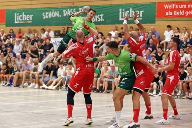 09.08.2025, xovx, Handball Lindencup 2025, HSG Wetzlar - MT Melsungen v.l. Jona Schoch (HSG Wetzlar), Arnar Freyr Arnarsson (MT Melsungen), Josip Simic (HSG Wetzlar), Adrian Sipos (MT Melsungen), Nikolaj Enderleit (MT Melsungen) Linden Stadthalle Hessen Deutschland (DE)