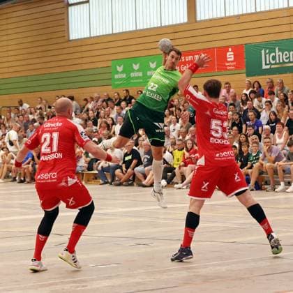 09.08.2025, xovx, Handball Lindencup 2025, HSG Wetzlar - MT Melsungen v.l. Arnar Freyr Arnarsson (MT Melsungen), Jona Schoch (HSG Wetzlar), Bruno Eickhoff (MT Melsungen) Linden Stadthalle Hessen Deutschland (DE)