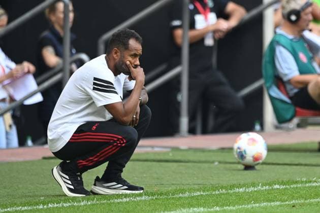 Trainer Daniel THIOUNE (D) beobachtet das Spiel Fussball 2. Bundesliga, 2. Spieltag, Fortuna Duesseldorf (D) - Hannover 96 (H) 0-2 am 09.08.2025 in der Merkur Spiel Arena Duesseldorf Deutschland. DFL regulations prohibit any use of photographs as image sequences and or quasi-video Ã‚Â