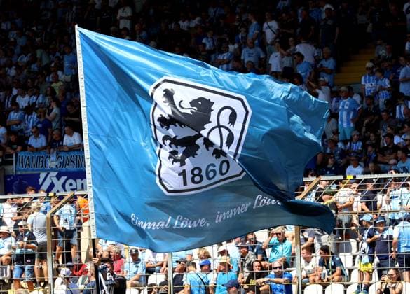 Fussball, Herren, 3.Liga, Saison 2025 2026, TSV 1860 München - VFL Osnabrück Eine Fahne mit dem Logo, Wappen des TSV 1860 München