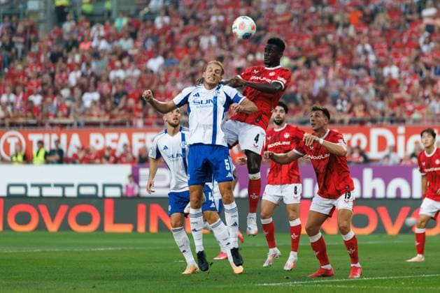 Maxwell Gyamfi (1.FC Kaiserslautern) im Kopfballduell mit Timo Becker (FC Schalke 04), 1. FC Kaiserslautern vs FC Schalke 05, Fussball, 2. Bundesliga, 2. Spieltag, Saison 2025 2026, 09.08.2025 1. FC Kaiserslautern vs FC Schalke 05, Fussball, 2. Bundesliga, 2. Spieltag, Saison 2025 2026, 09.08.2025 *** Maxwell Gyamfi 1 FC Kaiserslautern in header duel with Timo Becker FC Schalke 04 , 1 FC Kaiserslautern vs FC Schalke 05, Soccer, 2 Bundesliga, Matchday 2, Season 2025 2026, 09 08 2025 1 FC Kaiserslautern vs FC Schalke 05, Soccer, 2 Bundesliga, Matchday 2, Season 2025 2026, 09 08 2025 Copyright: xEibner-Pressefoto AlexanderxNeisx EP_ANS