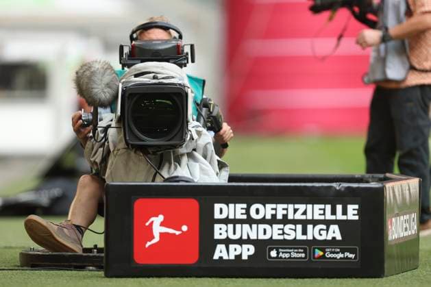 Eine TV-Kamera mit dem Logo der Bundesliga und dem Hinweis auf die Bundesliga App ist zu sehen waehrend des spiels der 2. Bundesliga zwischen Fortuna Dusseldorf und Hannover 96, Merkur Spiel-Arena am 09. August 2025 in Gelsenkirchen, Deutschland. (Foto von Oliver Kaelke DeFodi Images) +++ A TV camera with the Bundesliga logo and a reference to the Bundesliga app can be seen during the 2. Bundesliga match between Fortuna Düsseldorf and Hannover 96 at Merkur Spiel-Arena on August 9, 2025 in Gelsenkirchen, Germany. (Photo by Oliver Kaelke DeFodi Images) DFB DFL REGULATIONS PROHIBIT ANY USE OF PHOTOGRAPHS AS IMAGE SEQUENCES AND OR QUASI-VIDEO. (Photo by Oliver Kaelke DeFodi Images)