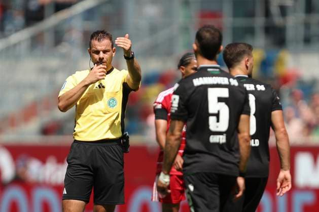 Schiedsrichter Wolfgang Haslberger gestikuliert, Gestik waehrend des spiels der 2. Bundesliga zwischen Fortuna Dusseldorf und Hannover 96, Merkur Spiel-Arena am 09. August 2025 in Gelsenkirchen, Deutschland. (Foto von Oliver Kaelke DeFodi Images) +++ Schiedsrichter Wolfgang Haslberger gestures during the 2. Bundesliga match between Fortuna Düsseldorf and Hannover 96 at Merkur Spiel-Arena on August 9, 2025 in Gelsenkirchen, Germany. (Photo by Oliver Kaelke DeFodi Images) DFB DFL REGULATIONS PROHIBIT ANY USE OF PHOTOGRAPHS AS IMAGE SEQUENCES AND OR QUASI-VIDEO. (Photo by Oliver Kaelke DeFodi Images)