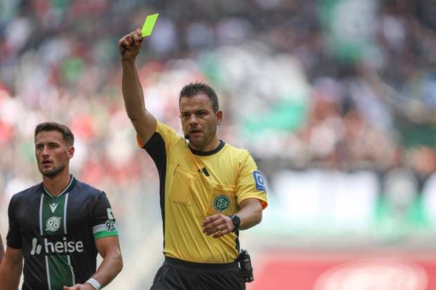 Schiedsrichter Wolfgang Haslberger zeigt die gelbe Karte waehrend des spiels der 2. Bundesliga zwischen Fortuna Dusseldorf und Hannover 96, Merkur Spiel-Arena am 09. August 2025 in Gelsenkirchen, Deutschland. (Foto von Oliver Kaelke DeFodi Images) +++ Schiedsrichter Wolfgang Haslberger show the yellow card during the 2. Bundesliga match between Fortuna Düsseldorf and Hannover 96 at Merkur Spiel-Arena on August 9, 2025 in Gelsenkirchen, Germany. (Photo by Oliver Kaelke DeFodi Images) DFB DFL REGULATIONS PROHIBIT ANY USE OF PHOTOGRAPHS AS IMAGE SEQUENCES AND OR QUASI-VIDEO. (Photo by Oliver Kaelke DeFodi Images)