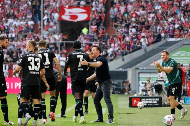 Düsseldorf, Deutschland, 2. Fussball Bundesliga 2. Spieltag Fortuna Düsseldorf : Hannover 96 0:2 am 09. 08. 2025 in der Merkur Spiel - Arena in Düsseldorf Maurice NEUBAUER (H96), Benedikt-Oscar PICHLER (H 96), Mustapha BUNDU (H 96), Christian TITZ (H 96) und Paul Benjamin Sven-Eber KÄLLMANN (H96) v.li.n.re.-