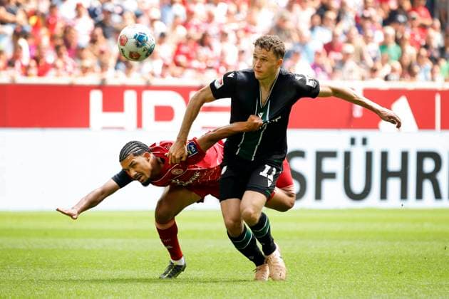 Düsseldorf, Deutschland, 2. Fussball Bundesliga 2. Spieltag Fortuna Düsseldorf : Hannover 96 0:2 am 09. 08. 2025 in der Merkur Spiel - Arena in Düsseldorf Kenneth SCHMIDT (F95) li.- und Benedikt-Oscar PICHLER (H 96) re.-
