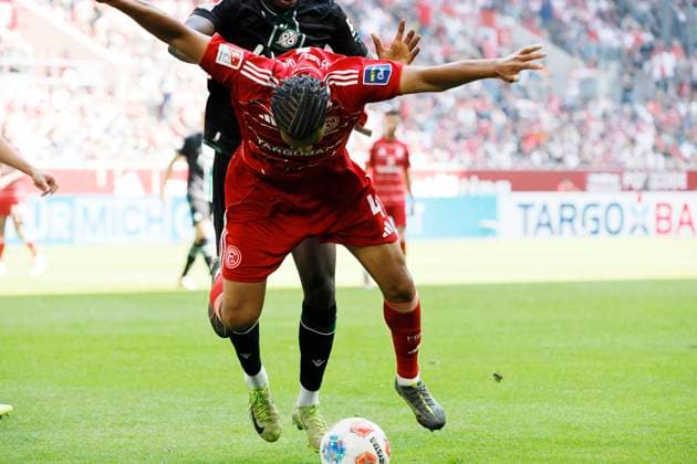 Düsseldorf, Deutschland, 2. Fussball Bundesliga 2. Spieltag Fortuna Düsseldorf : Hannover 96 0:2 am 09. 08. 2025 in der Merkur Spiel - Arena in Düsseldorf Mustapha BUNDU (H 96) li.- und Kenneth SCHMIDT (F95) re.-