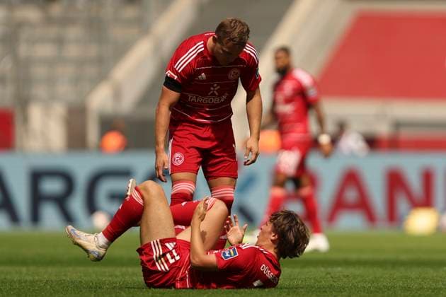 Julian Hettwer (Fortuna Duesseldorf) liegt verletzt am Boden waehrend des spiels der 2. Bundesliga zwischen Fortuna Dusseldorf und Hannover 96, Merkur Spiel-Arena am 09. August 2025 in Gelsenkirchen, Deutschland. (Foto von Oliver Kaelke DeFodi Images) +++ Julian Hettwer (Fortuna Duesseldorf) injured on the ground during the 2. Bundesliga match between Fortuna Düsseldorf and Hannover 96 at Merkur Spiel-Arena on August 9, 2025 in Gelsenkirchen, Germany. (Photo by Oliver Kaelke DeFodi Images) DFB DFL REGULATIONS PROHIBIT ANY USE OF PHOTOGRAPHS AS IMAGE SEQUENCES AND OR QUASI-VIDEO. (Photo by Oliver Kaelke DeFodi Images)