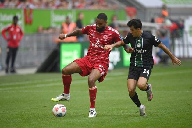 Jamil SIEBERT (D) gegen Husseyn CHAKROUN (Hannover 96) Aktion, Zweikampf, Fussball 2. Bundesliga, 2. Spieltag, Fortuna Duesseldorf (D) - Hannover 96 (H) 0-2 am 09.08.2025 in der Merkur Spiel Arena Duesseldorf Deutschland. DFL regulations prohibit any use of photographs as image sequences and or quasi-video Ã‚Â