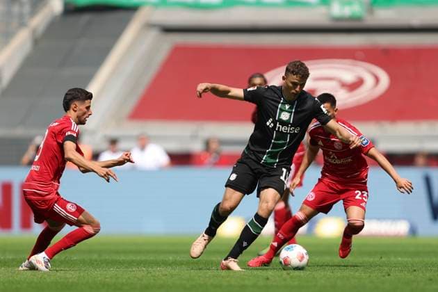 Anouar El Azzouzi (Fortuna Duesseldorf), Benedikt Pichler (Hannover 96) und Shinta Appelkamp (Fortuna Duesseldorf) im Zweikampf waehrend des spiels der 2. Bundesliga zwischen Fortuna Dusseldorf und Hannover 96, Merkur Spiel-Arena am 09. August 2025 in Gelsenkirchen, Deutschland. (Foto von Oliver Kaelke DeFodi Images) +++ Anouar El Azzouzi (Fortuna Duesseldorf), Benedikt Pichler (Hannover 96) und Shinta Appelkamp (Fortuna Duesseldorf) battle for the ball during the 2. Bundesliga match between Fortuna Düsseldorf and Hannover 96 at Merkur Spiel-Arena on August 9, 2025 in Gelsenkirchen, Germany. (Photo by Oliver Kaelke DeFodi Images) DFB DFL REGULATIONS PROHIBIT ANY USE OF PHOTOGRAPHS AS IMAGE SEQUENCES AND OR QUASI-VIDEO. (Photo by Oliver Kaelke DeFodi Images)