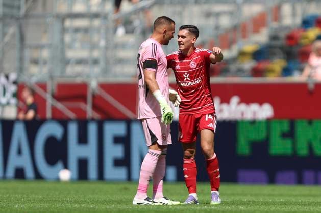 Torwart Florian Kastenmeier (Fortuna Duesseldorf) spricht mit Sotiris Alexandropoulos (Fortuna Duesseldorf) waehrend des spiels der 2. Bundesliga zwischen Fortuna Dusseldorf und Hannover 96, Merkur Spiel-Arena am 09. August 2025 in Gelsenkirchen, Deutschland. (Foto von Oliver Kaelke DeFodi Images) +++ Torwart Florian Kastenmeier (Fortuna Duesseldorf) speaks with Sotiris Alexandropoulos (Fortuna Duesseldorf) during the 2. Bundesliga match between Fortuna Düsseldorf and Hannover 96 at Merkur Spiel-Arena on August 9, 2025 in Gelsenkirchen, Germany. (Photo by Oliver Kaelke DeFodi Images) DFB DFL REGULATIONS PROHIBIT ANY USE OF PHOTOGRAPHS AS IMAGE SEQUENCES AND OR QUASI-VIDEO. (Photo by Oliver Kaelke DeFodi Images)