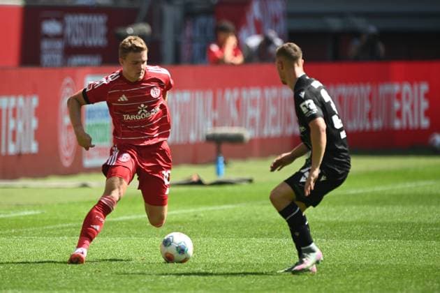 Christian RASMUSSEN (D) gegen Maurice NEUBAUER (Hannover 96) Aktion, Zweikampf, Fussball 2. Bundesliga, 2. Spieltag, Fortuna Duesseldorf (D) - Hannover 96 (H) 0-2 am 09.08.2025 in der Merkur Spiel Arena Duesseldorf Deutschland. DFL regulations prohibit any use of photographs as image sequences and or quasi-video Ã‚Â