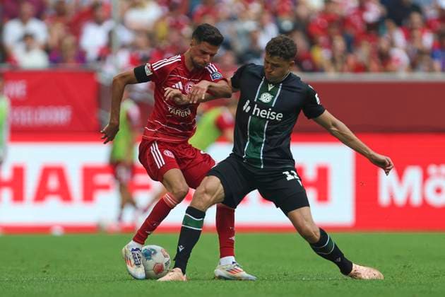Anouar El Azzouzi (Fortuna Duesseldorf) und Benedikt Pichler (Hannover 96) im Zweikampf waehrend des spiels der 2. Bundesliga zwischen Fortuna Dusseldorf und Hannover 96, Merkur Spiel-Arena am 09. August 2025 in Gelsenkirchen, Deutschland. (Foto von Oliver Kaelke DeFodi Images) +++ Anouar El Azzouzi (Fortuna Duesseldorf) und Benedikt Pichler (Hannover 96) battle for the ball during the 2. Bundesliga match between Fortuna Düsseldorf and Hannover 96 at Merkur Spiel-Arena on August 9, 2025 in Gelsenkirchen, Germany. (Photo by Oliver Kaelke DeFodi Images) DFB DFL REGULATIONS PROHIBIT ANY USE OF PHOTOGRAPHS AS IMAGE SEQUENCES AND OR QUASI-VIDEO. (Photo by Oliver Kaelke DeFodi Images)