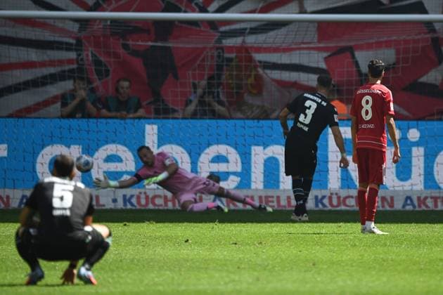 Boris TOMIAK (Hannover 96) schiessst per Elfmeter das Tor zum 0-1, gegen Torwart Florian KASTENMEIER (D) Fussball 2. Bundesliga, 2. Spieltag, Fortuna Duesseldorf (D) - Hannover 96 (H) 0-2 am 09.08.2025 in der Merkur Spiel Arena Duesseldorf Deutschland. DFL regulations prohibit any use of photographs as image sequences and or quasi-video Ã‚Â