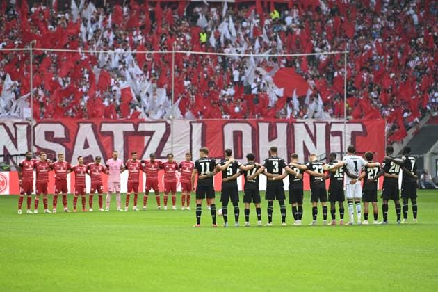 Schweigeminute fuer den verstorbenen Frank Mill, Gedenken, Feature, Symbolfoto, Randmotiv, Fussball 2. Bundesliga, 2. Spieltag, Fortuna Duesseldorf (D) - Hannover 96 (H) 0-2 am 09.08.2025 in der Merkur Spiel Arena Duesseldorf Deutschland. DFL regulations prohibit any use of photographs as image sequences and or quasi-video Ã‚Â