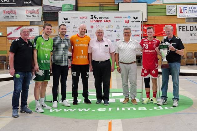 09.08.2025, xovx, Handball Lindencup 2025, HSG Wetzlar - MT Melsungen Siegerehrung Bundesliga Gruppe: 4. Platz Trainer Roberto Garcia Parrondo (MT Melsungen) Melsungen, 3. Platz TV Hüttenberg, 2. Platz HSG Wetzlar, Sieger SC DHfK Leipzig Linden Stadthalle Hessen Deutschland (DE)