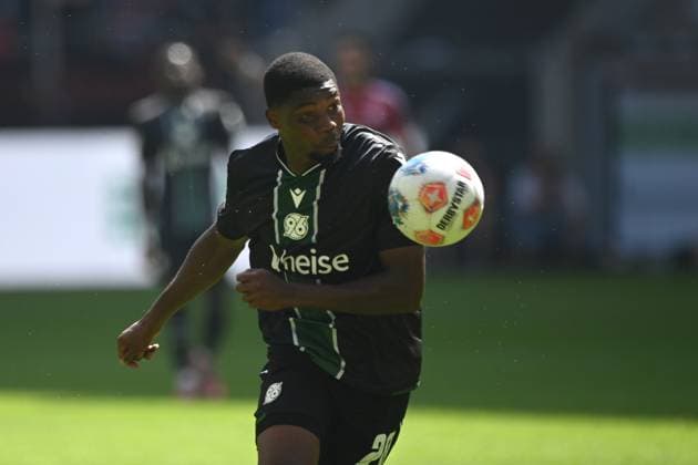 Ime OKON (Hannover 96) Aktion, Einzelaktion, Fussball 2. Bundesliga, 2. Spieltag, Fortuna Duesseldorf (D) - Hannover 96 (H) 0-2 am 09.08.2025 in der Merkur Spiel Arena Duesseldorf Deutschland. DFL regulations prohibit any use of photographs as image sequences and or quasi-video Ã‚Â