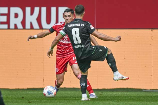 v. li. im Zweikampf Sotiris Alexandropoulos (Duesseldorf 14) Enzo Leopold (Hannover 8) 09.08.2025 Fussball Fortuna Duesseldorf vs Hannover 96 , Merkur Spiel-Arena, Duesseldorf, DFB DFL REGULATIONS PROHIBIT ANY USE OF PHOTOGRAPHS AS IMAGE SEQUENCES AND OR QUASI-VIDEO