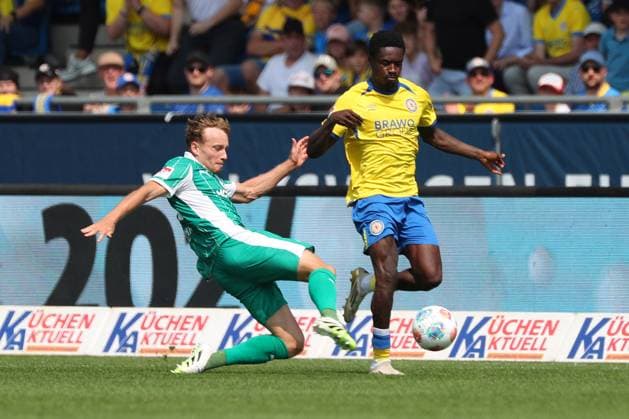 Braunschweig vs. Fürth, 2. BL Braunschweig, 09.08.2025, FUßBALL - Eintracht Braunschweig vs. SpVgg Greuther Fürth, 2. BL, Saison 2025 26. Jannik Dehm (Greuther Fürth), Christian Conteh (Eintracht Braunschweig) Braunschweig