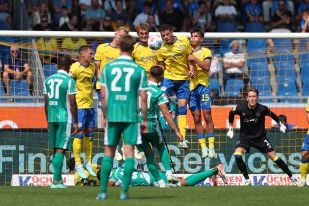 Braunschweig vs. Fürth, 2. BL Braunschweig, 09.08.2025, FUßBALL - Eintracht Braunschweig vs. SpVgg Greuther Fürth, 2. BL, Saison 2025 26. Lukas Frenkert (Eintracht Braunschweig), Erencan Yardimici (Eintracht Braunschweig), Max Marie (Eintracht Braunschweig) Braunschweig