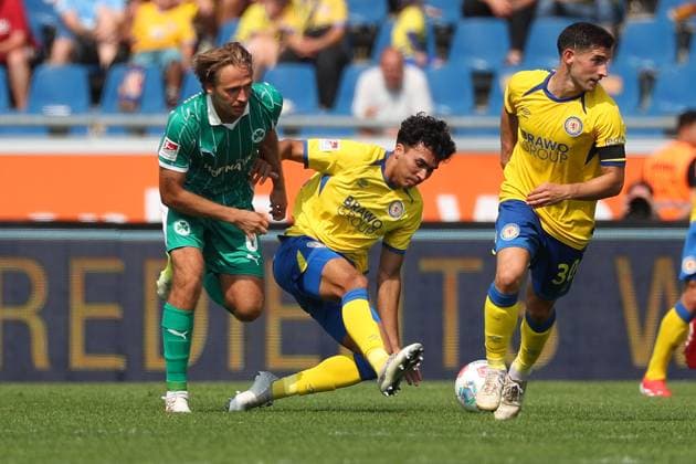 Braunschweig vs. Fürth, 2. BL Braunschweig, 09.08.2025, FUßBALL - Eintracht Braunschweig vs. SpVgg Greuther Fürth, 2. BL, Saison 2025 26. Mathias Flaga Olsen (Greuther Fürth), Johan Gomez (Eintracht Braunschweig) Braunschweig