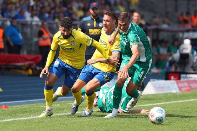 Braunschweig vs. Fürth, 2. BL Braunschweig, 09.08.2025, FUßBALL - Eintracht Braunschweig vs. SpVgg Greuther Fürth, 2. BL, Saison 2025 26. Fabio Kaufmann (Eintracht Braunschweig), Philipp Ziereis (Greuther Fürth), Sebastian Polter (Eintracht Braunschweig) Braunschweig