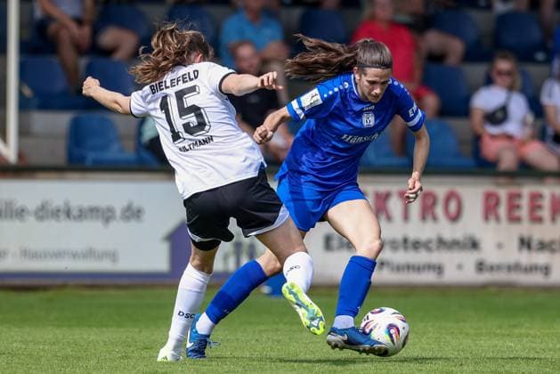 v.li.: Lea Bultmann (DSC Arminia Bielefeld, 15) und Marie Bleil (SV Meppen, 7) im Zweikampf, Duell, Dynamik, Aktion, Action, Spielszene, 09.08.2025, Spelle (Deutschland), Fussball, Testspiel Frauen, SV Meppen - DSC Arminia Bielefeld