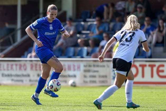 v.li.: Lara Hohm (SV Meppen, 16) und Maren Allmeroth (geb. Tellenbröker, DSC Arminia Bielefeld, 23) im Zweikampf, Duell, Dynamik, Aktion, Action, Spielszene, 09.08.2025, Spelle (Deutschland), Fussball, Testspiel Frauen, SV Meppen - DSC Arminia Bielefeld