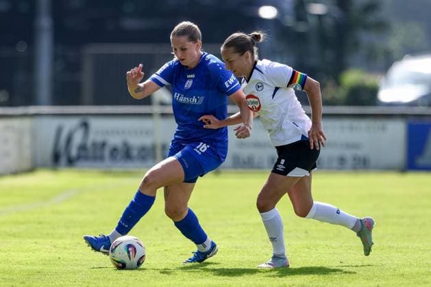 v.li.: Lara Hohm (SV Meppen, 16) und Lisa Lösch (DSC Arminia Bielefeld, 10) im Zweikampf, Duell, Dynamik, Aktion, Action, Spielszene, 09.08.2025, Spelle (Deutschland), Fussball, Testspiel Frauen, SV Meppen - DSC Arminia Bielefeld