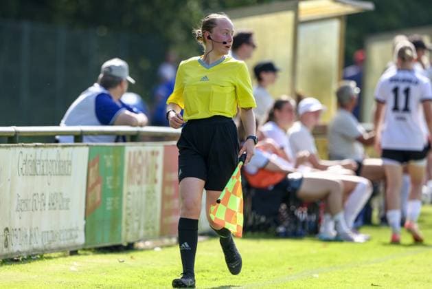 Schiedsrichter-Assistentin Celine Ahlers, 09.08.2025, Spelle (Deutschland), Fussball, Testspiel Frauen, SV Meppen - DSC Arminia Bielefeld