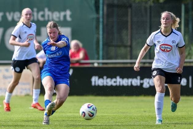 Lilly Damm (SV Meppen, 22) am Ball, Maren Allmeroth (geb. Tellenbröker, DSC Arminia Bielefeld, 23), Aktion, Action, Spielszene, 09.08.2025, Spelle (Deutschland), Fussball, Testspiel Frauen, SV Meppen - DSC Arminia Bielefeld