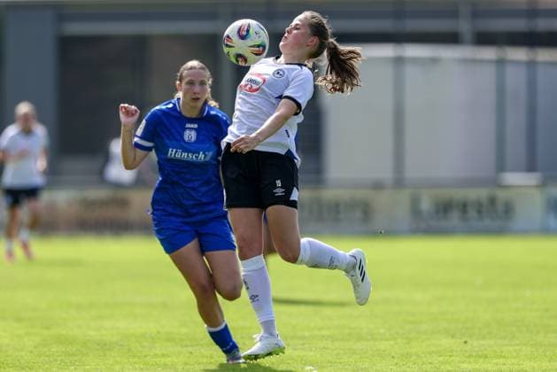Lea Bultmann (DSC Arminia Bielefeld, 15) am Ball, Einzelbild, Ganzkörper, Aktion, Action, Spielszene, 09.08.2025, Spelle (Deutschland), Fussball, Testspiel Frauen, SV Meppen - DSC Arminia Bielefeld
