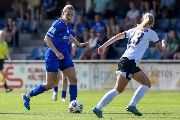 v.li.: Lara Hohm (SV Meppen, 16) und Maren Allmeroth (geb. Tellenbröker, DSC Arminia Bielefeld, 23) im Zweikampf, Duell, Dynamik, Aktion, Action, Spielszene, 09.08.2025, Spelle (Deutschland), Fussball, Testspiel Frauen, SV Meppen - DSC Arminia Bielefeld