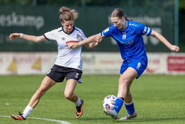 v.li.: Hannah Wehmeyer (DSC Arminia Bielefeld, 28) und Laura Bröring (SV Meppen, 6) im Zweikampf, Duell, Dynamik, Aktion, Action, Spielszene, 09.08.2025, Spelle (Deutschland), Fussball, Testspiel Frauen, SV Meppen - DSC Arminia Bielefeld